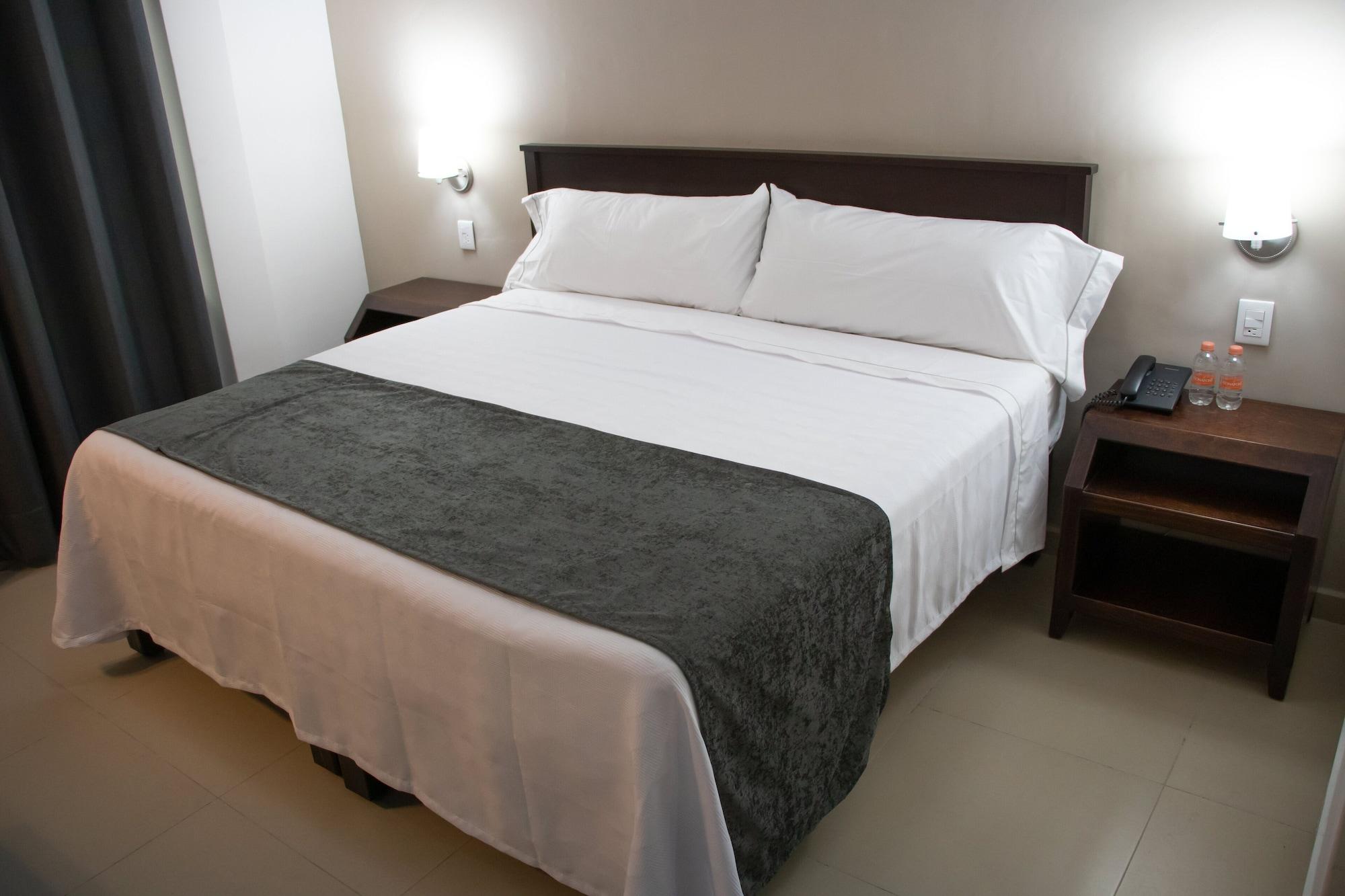 גואדלחארה Hotel Las Pergolas מראה חיצוני תמונה